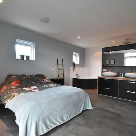 Spacious Holiday In With Bubble Bath Casa de Férias Limmen