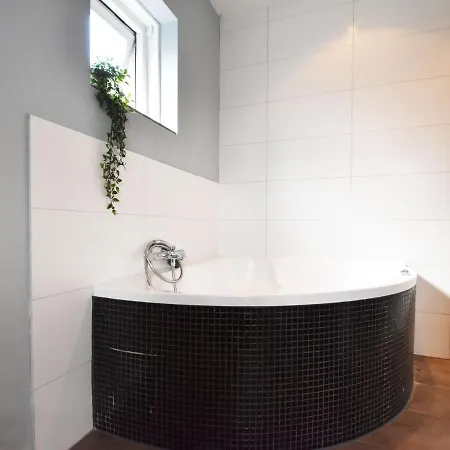 Spacious Holiday In With Bubble Bath *
